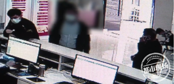 男子收到手机转账14万，为何半夜报警？
