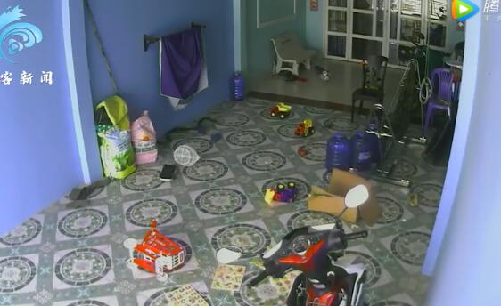 惊险越南幼童玩耍遭眼镜王蛇追逐父亲瞬间反应抱起孩子躲进屋