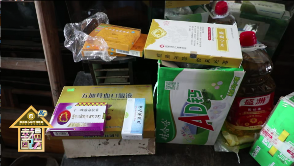 女儿有精神病，被亲妈锁在屋内6年，原因很离谱