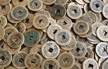 江苏一拾荒老人意外挖出一堆宝藏当地村民见后一哄而上开始疯抢3