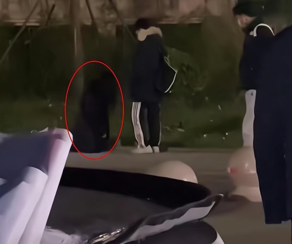 女大学生卑微下跪男友一脸不屑抖腿网友痛心别跪他不值得