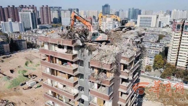 西安23层“最牛民房”拆除：2台挖掘机每天拆一层 一天油钱2000元