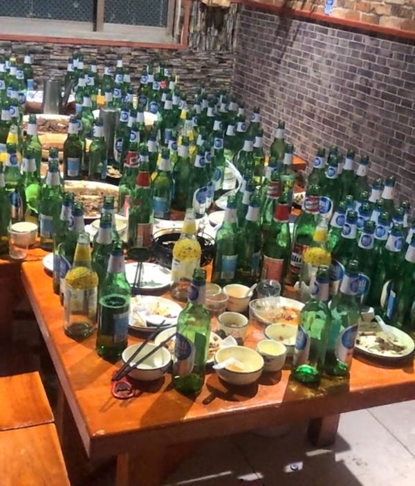 啤酒瓶子一堆在桌上图图片