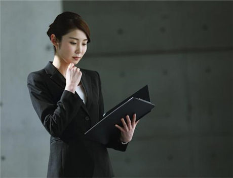 董秘,乍一听,不就是董事长秘书吗?说到底不还是董事长的工作保姆吗?