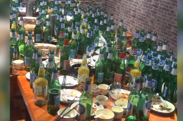 河南一群体育生聚会，留下144个空酒瓶，老板当场懵了：第一次遇到