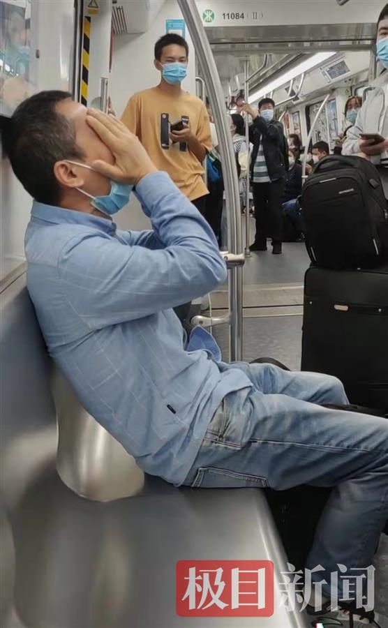 深圳地铁上一男子听闻母亲噩耗放声大哭，工作人员安抚