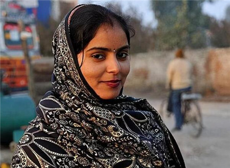 本来这个一位女孩是她其中的一位孩子,但没想到这居然是她的童养媳,而