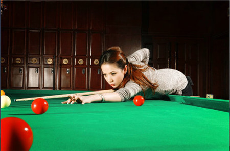 台球职业陪打美女月入过万客人经常提过分要求