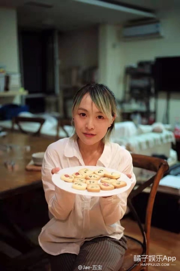 2017年6月,五宝老师发微博↓五宝朋友转发证实对面女生是五宝女朋友.