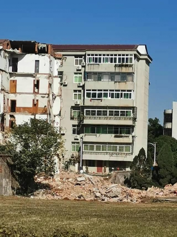 江西一职工宿舍楼坍塌：有小孩吵着买吃的让全家躲过一劫，有人以为地震了