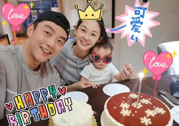 苗苗发全家福庆生，女儿甜蜜送吻首次露正面，跟郑恺长得一模一样