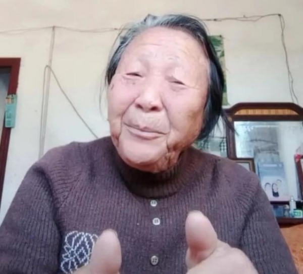 湖南80岁奶奶拍视频感叹孤独看哭网友，她却说：我想得开，也找到了对生活的兴趣