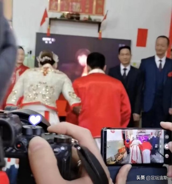 樊振东隔空“亮相”石智勇婚礼，受新郎新娘一拜，又一名场面出圈