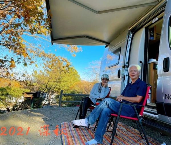 姜黎黎罕晒夫妻合影秀恩爱，66岁冻龄有术，小3岁老公已须发皆白