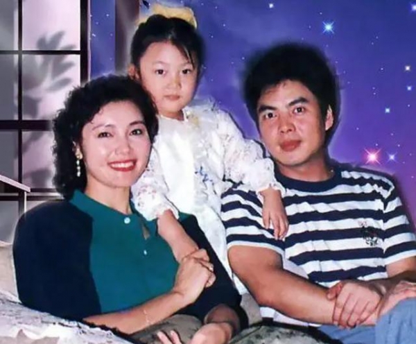 姜黎黎罕晒夫妻合影秀恩爱，66岁冻龄有术，小3岁老公已须发皆白