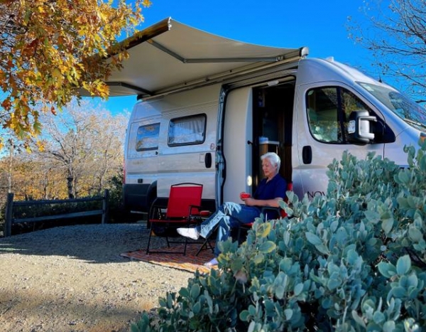 姜黎黎罕晒夫妻合影秀恩爱，66岁冻龄有术，小3岁老公已须发皆白