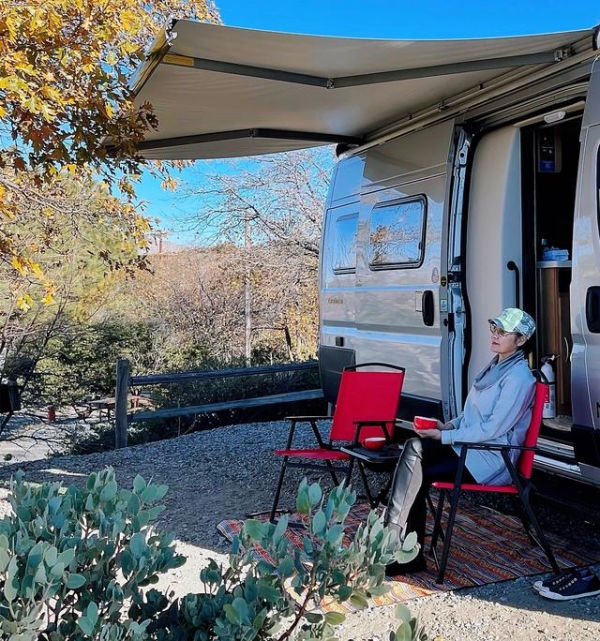 姜黎黎罕晒夫妻合影秀恩爱，66岁冻龄有术，小3岁老公已须发皆白