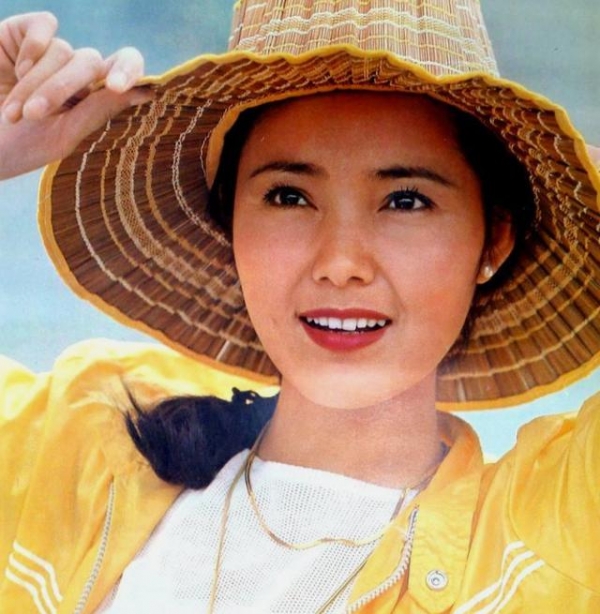 姜黎黎罕晒夫妻合影秀恩爱，66岁冻龄有术，小3岁老公已须发皆白