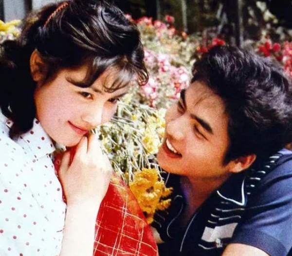 姜黎黎罕晒夫妻合影秀恩爱，66岁冻龄有术，小3岁老公已须发皆白