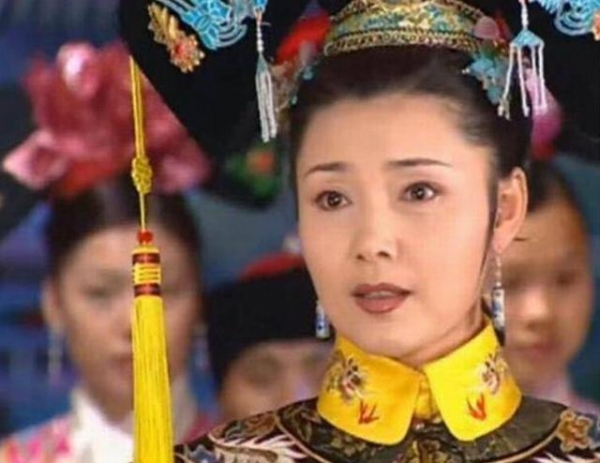 姜黎黎罕晒夫妻合影秀恩爱，66岁冻龄有术，小3岁老公已须发皆白