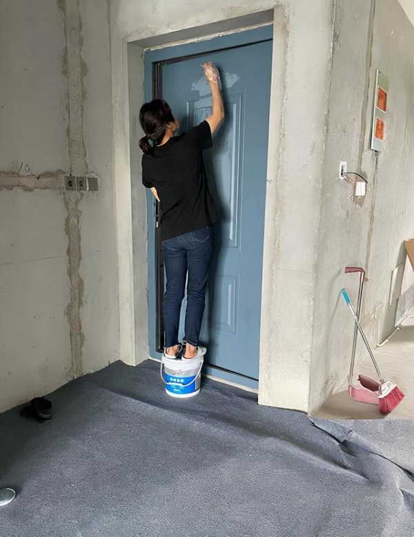 入住毛坯房的95后女孩：目前忙着装修和相亲，家人从反对到支持，已有商家来合作