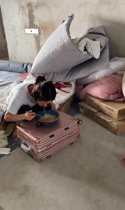 入住毛坯房的95后女孩：目前忙着装修和相亲，家人从反对到支持，已有商家来合作