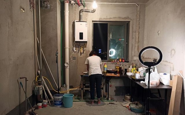 入住毛坯房的95后女孩：目前忙着装修和相亲，家人从反对到支持，已有商家来合作
