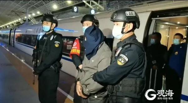 身负两条人命，潜逃26年！刚刚被押解回青岛……