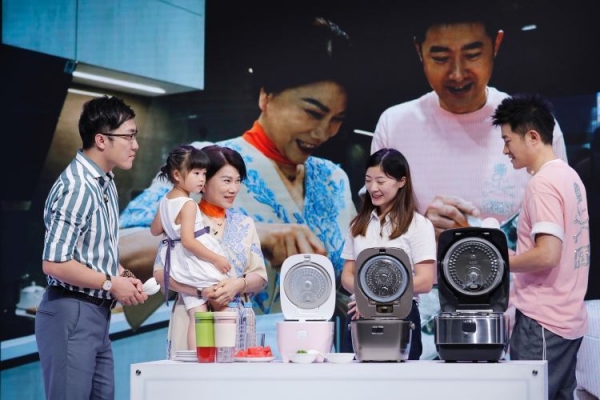 2020年6月,董明珠在直播中推销格力电饭煲./视觉中国