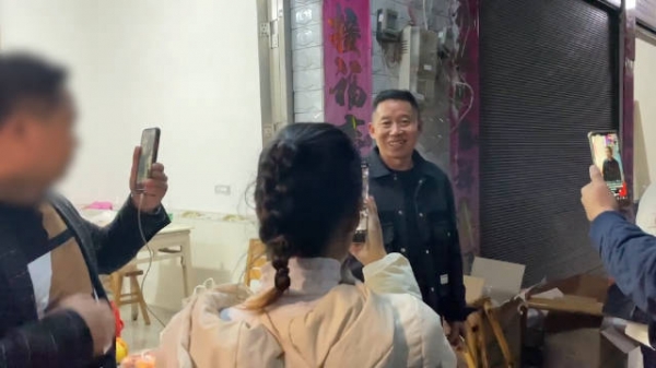 入夜后，多名主播在孙海洋家直播求关注：我们没有打扰到人家