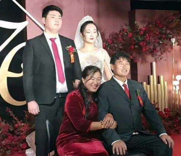 大衣哥与儿媳妇陈亚男的闹剧，暴露了当下婚姻的“本质问题”