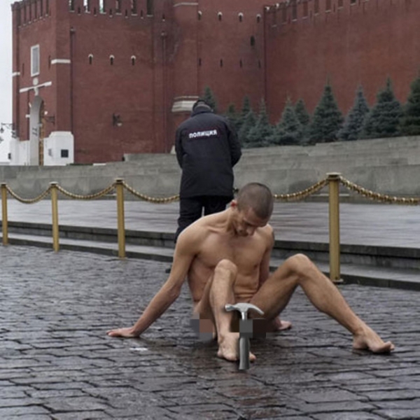 无下限！俄男子竟欲将自己的生殖器钉在红场，莫斯科警方深夜出动