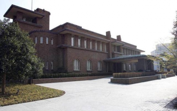 侃天下｜岸田入住“闹鬼”的首相公邸，安倍菅义伟都没敢住