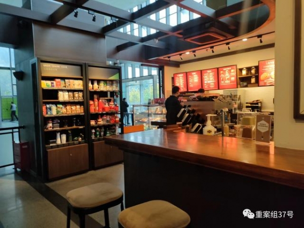 全球知名咖啡品牌星巴克：过期抹茶液反复用，食材过期前十分钟换标签，报废糕点再上架，吧台毛巾擦垃圾桶