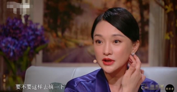 周迅12月12日和董卿罕见同框！大方承认变老很难过，直言想要动脸