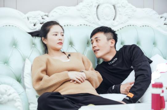 “奶爸”杜淳上线，为锻炼女儿爬行能力亲自示范，妻子王灿掌镜