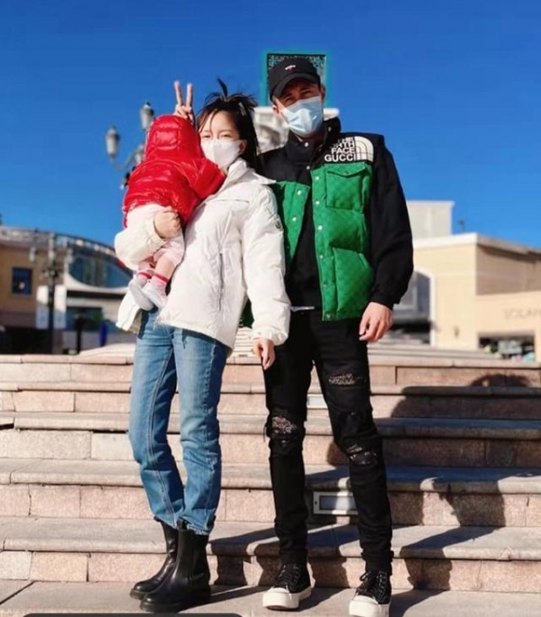 “奶爸”杜淳上线，为锻炼女儿爬行能力亲自示范，妻子王灿掌镜