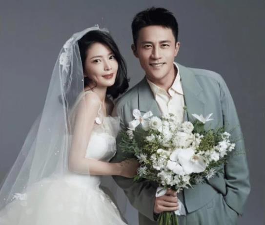 “奶爸”杜淳上线，为锻炼女儿爬行能力亲自示范，妻子王灿掌镜