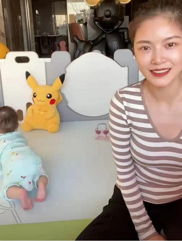 “奶爸”杜淳上线，为锻炼女儿爬行能力亲自示范，妻子王灿掌镜