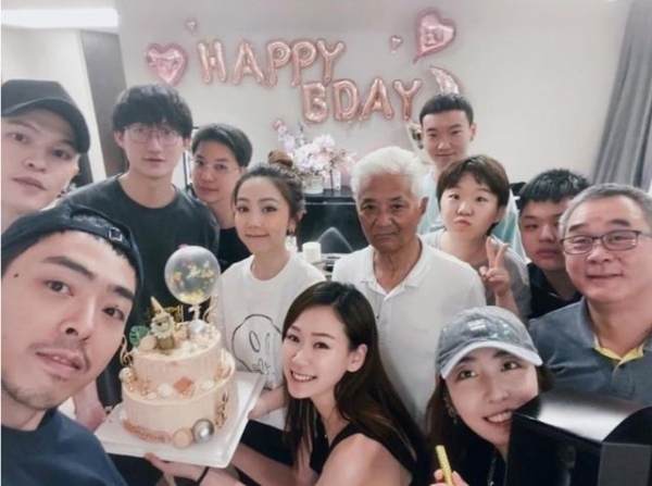 30岁邓紫棋被曝与富二代男友分手！男方没有否认，闺蜜替其发声