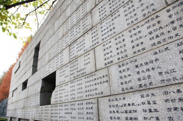女教师质疑南京大屠杀，称遇难30万人没依据，校方：给予开除处分