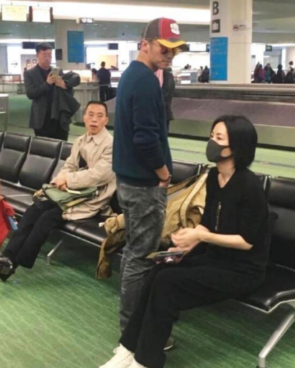 谢霆锋被拍回王菲家过夜！全副武装不露正脸，曾在小屋缠绵4天