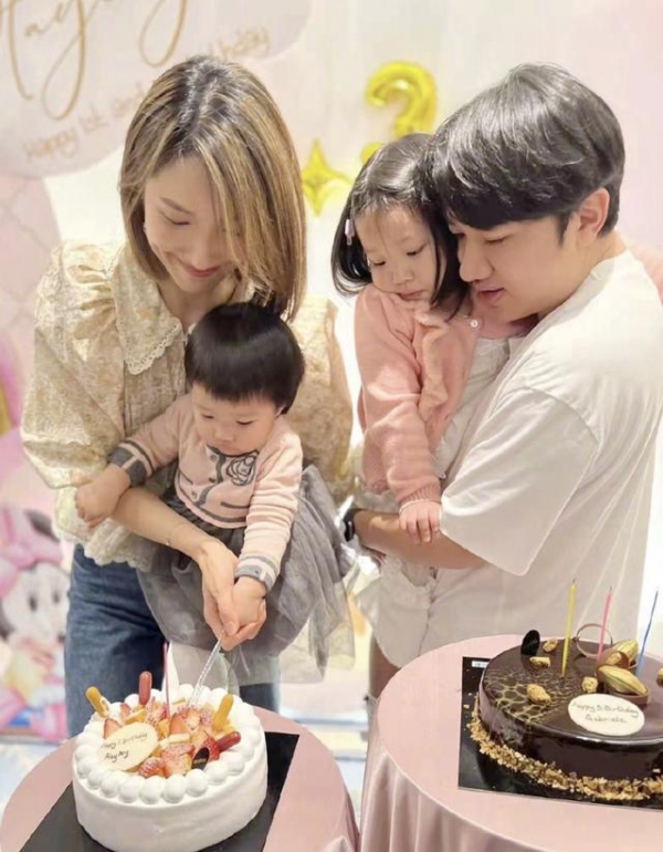 王祖蓝晒全家福为俩女儿庆生，1岁妹妹很高冷，3岁姐姐镜头感十足