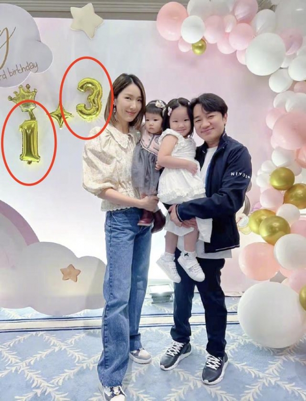 王祖蓝晒全家福为俩女儿庆生，1岁妹妹很高冷，3岁姐姐镜头感十足