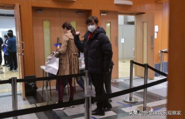 71岁谭咏麟风波后首发声：照片中的人不是我，避谈王力宏事件