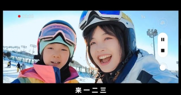 王冰冰冬至滑雪Vlog：美女记者王冰冰和8岁滑雪女孩为冬奥会加油
