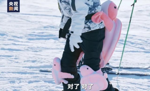 王冰冰冬至滑雪Vlog：美女记者王冰冰和8岁滑雪女孩为冬奥会加油