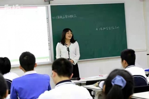 清华博士毕业后，她放弃名企50万年薪，去深圳当中学老师
