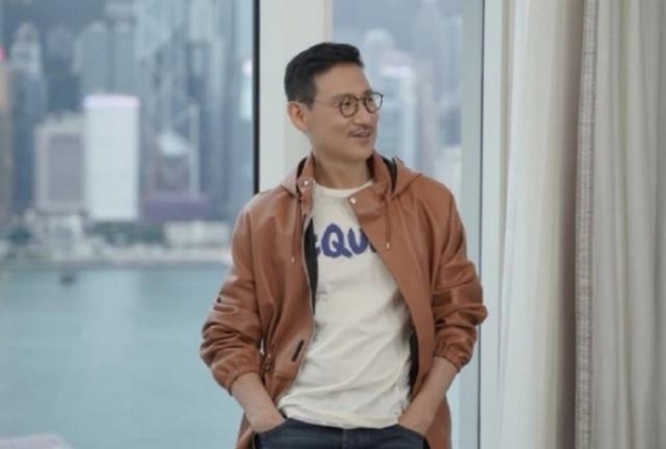 60岁张学友近况曝光，否认经济再次出状况，在家和女儿用手机沟通
