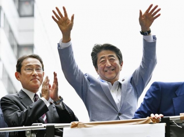 迫于安倍压力，岸田文雄违心推动日本修宪？“鸽派”人设崩了吗？